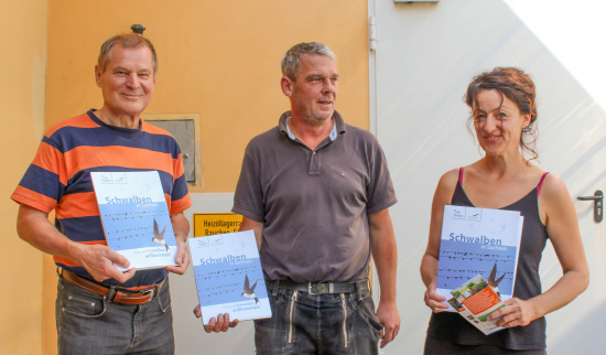 2023 Schwalbenplakette Missionshof Lieske - (v.li.: Uwe Kupsch, Benito Haschke, Karin Zschorlich) Foto: Herbert Schnabel