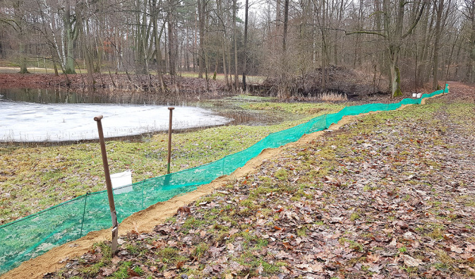 Amphibienzaun am Waldbadteich 2021 – Foto: Iris John