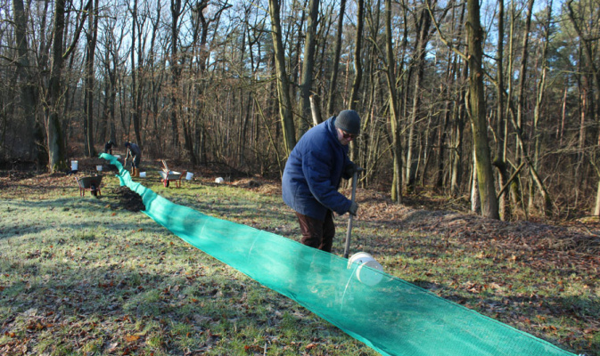 Aufbau des Amphibienzauns am Waldbadteich Wittichenau im Jahr 2020 – Foto: Herbert Schnabel